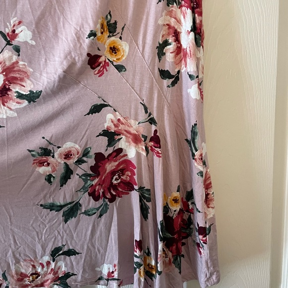 SUPER SOFT LILAC PURPLE FLORAL ASYMMETRIC TANK - Picture 2 of 3